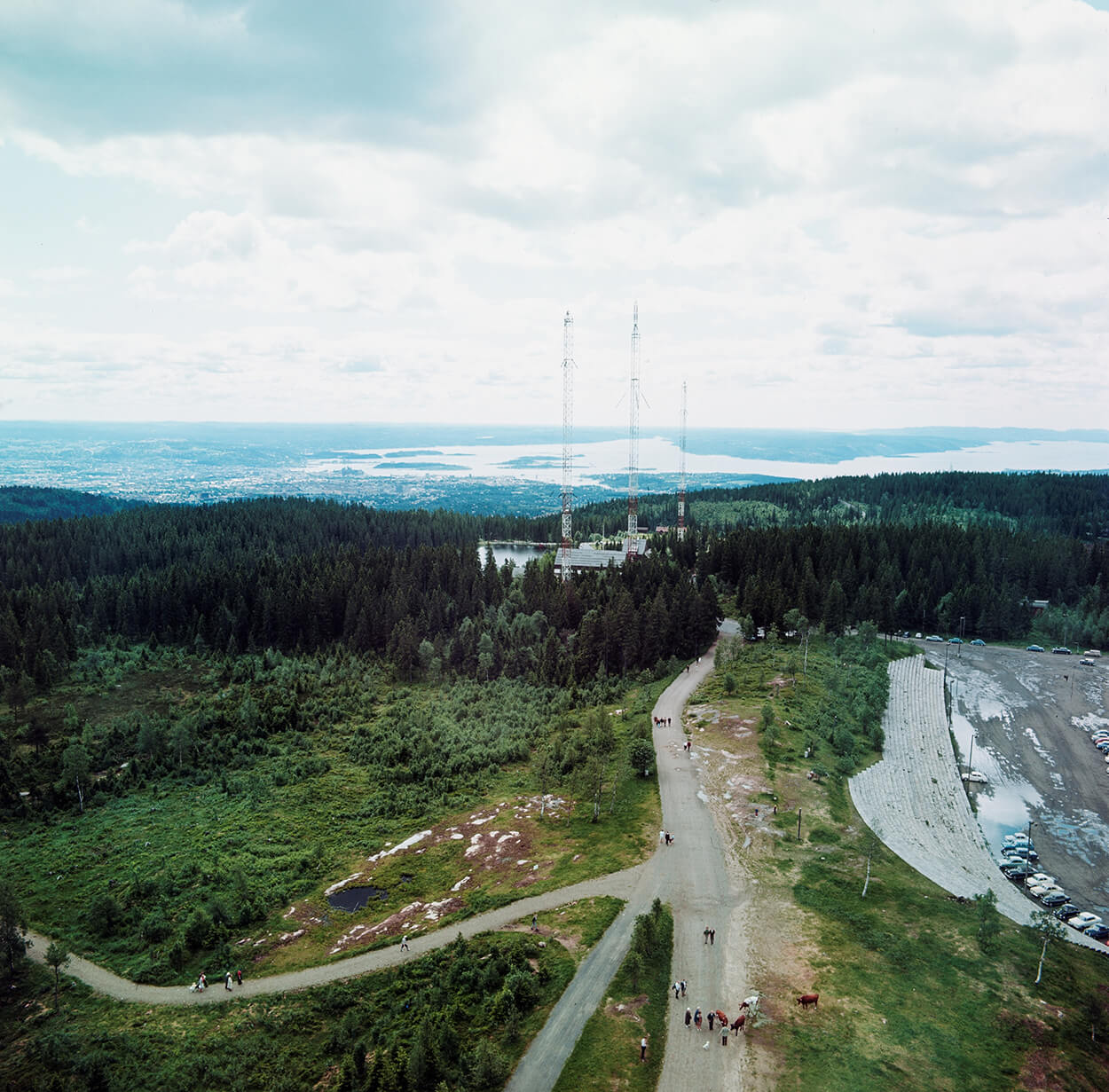 Utsikt fra Tryvannstårnet, et ikonisk utsiktspunkt med panoramautsikt over naturen rundt Oslo, som har vært et populært turistmål og et symbol på byens utvikling